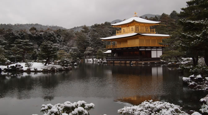 京都 金閣寺の雪化粧(Covered with snow of Kinkakuji temple in Kyoto,Japan)